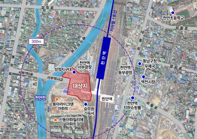 천안 역세권 도시재생 혁신지구(국가시범지구) 재생사업 위치도로 빨간색으로 사업 대상지가 표기되어 있습니다. 파란색 포인트로 성정지구대, 승무원기숙사, 천안역 지하쇼핑몰, 역전시장, 동남구청 우체국, 천안초등하교 등이 표기되어있습니다. 주황색 포인트로 동아라이크텐아파트, 신동아파밀리에 아파트의 위치가 표기되어있습니다. 사업 대상지 주변 도로 정보로는 성정로, 봉정로, 서부역9로, 축구센터로, 대홍로, 성황로, 문화로, 버들로 등이 표기되어있습니다. 사업 대상지 주변 다리는 서부역사교가 표기되어있습니다. 사업 대상지 주변 역으로 천안역, 지하철 1호선이 표기되어있습니다.